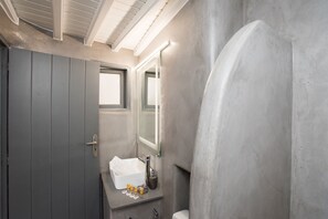 Deluxe Duplex (2) | Bathroom | Shower, hair dryer, towels, soap - Alessios Mykonian Downtown Houses (Mykonos)