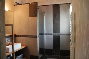 Douche, séchoir à cheveux, serviettes fournies, papier de toilette
