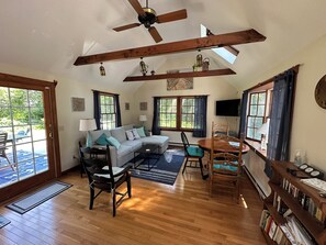Smart TV, books, computer monitors - Private home, sleeps 8, beautiful outdoor living, quick walk to the beach. (Brewster)