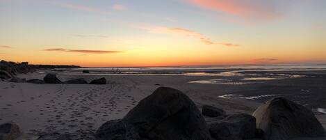 Beach nearby, sun-loungers, beach towels