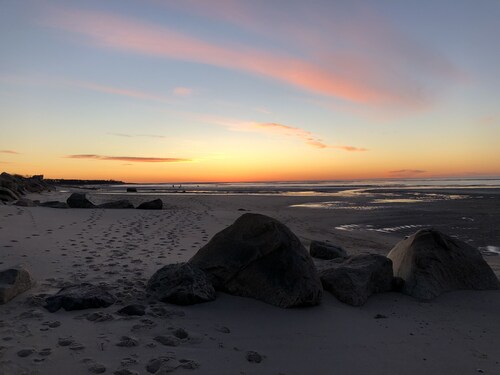 Private home, sleeps 8, beautiful outdoor living, quick walk to the beach.