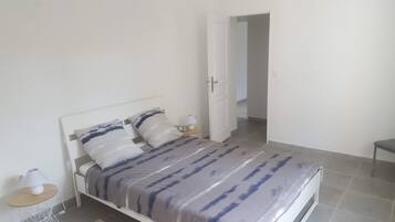 3 slaapkamers, een strijkplank/strijkijzer, gratis wifi, beddengoed