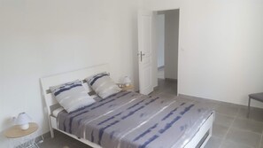 3 slaapkamers, een strijkplank/strijkijzer, gratis wifi, beddengoed