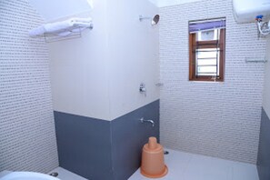 Deluxe Double Room | Bathroom | Free toiletries, towels - Nandanam Cottage (Ootacamund)