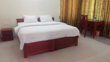 Deluxe Double Room | Desk, iron/ironing board, rollaway beds, bed sheets