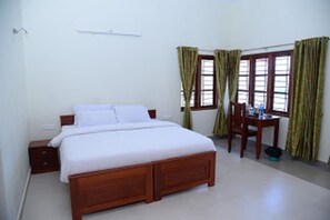 Deluxe Double Room | Desk, iron/ironing board, rollaway beds, bed sheets