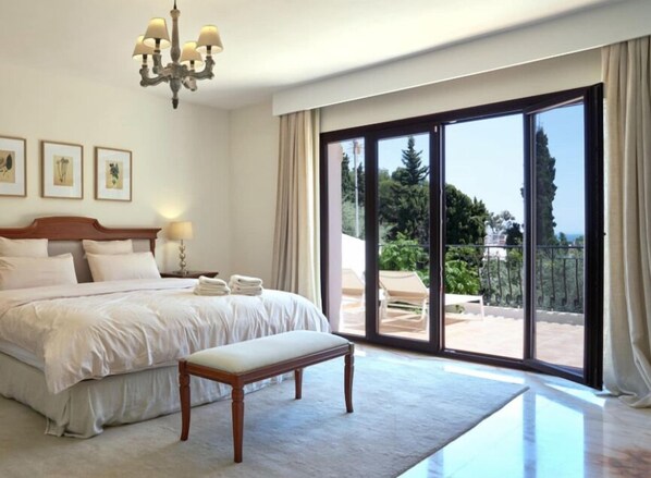 4 bedrooms, iron/ironing board, free WiFi, bed sheets