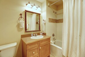 Combined shower/bathtub, hair dryer, towels