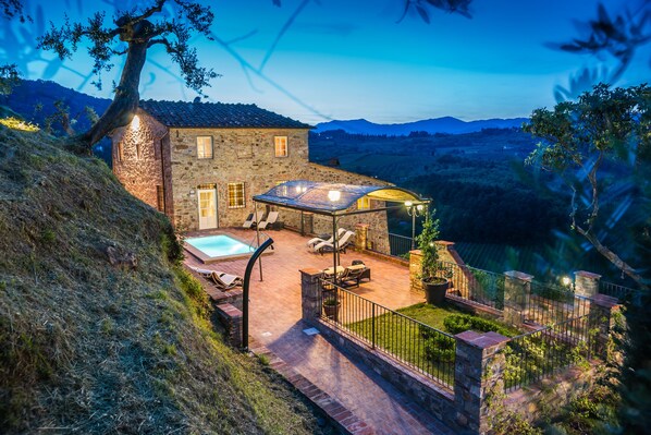 المنشأة من الخارج