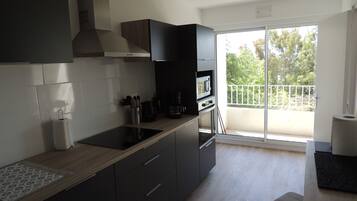 Een koelkast, een microgolfoven, een oven, een kookplaat