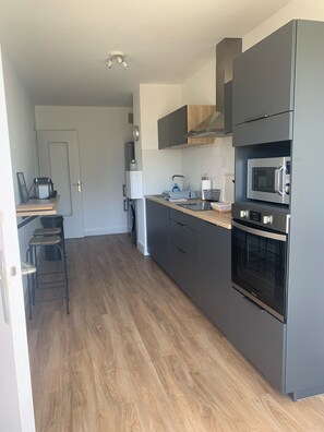 Kühlschrank, Mikrowelle, Ofen, Herdplatte