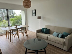 TV - Bright 71 M2 2-bedroom apartment near the port of Vannes (Vannes)