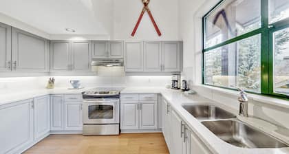 Whistler Village Luxury Home, Hot Tub, Ski Access, Gas Fireplace, Mountain Views