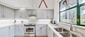 Whistler Village Luxury Home, Hot Tub, Ski Access, Gas Fireplace, Mountain Views