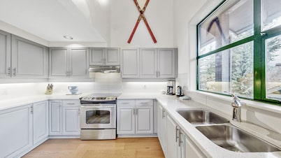 Whistler Village Luxury Home, Hot Tub, Ski Access, Gas Fireplace, Mountain Views