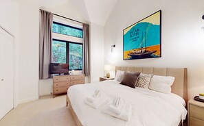 4 bedrooms, iron/ironing board, travel crib, free WiFi