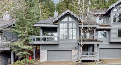 Whistler Village Luxury Home, Hot Tub, Ski Access, Gas Fireplace, Mountain Views