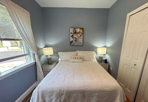 3 bedrooms, iron/ironing board, free WiFi, bed sheets - 3 BR -Walk to the beaches & Cliff walk. Quiet tree lined neighborhood! (Middletown)