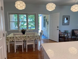 Dining - 3 BR -Walk to the beaches & Cliff walk. Quiet tree lined neighborhood! (Middletown)