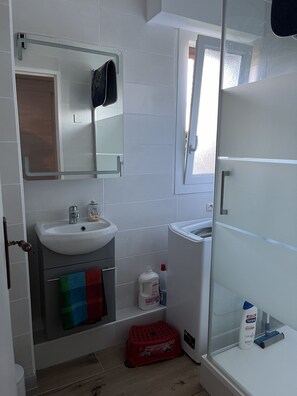 Vasca, asciugacapelli, carta igienica