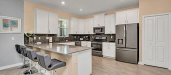 Luxury 6 Bedroom 5 Bathroom Gated Resort Villa Close to Disney