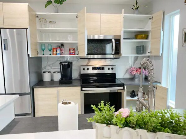 Refrigerador, microondas, horno, placa de cocina