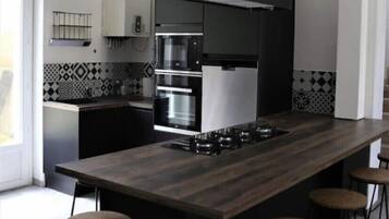 Réfrigérateur, micro-ondes, four, plaque de cuisson