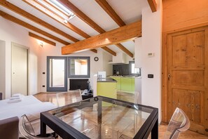 1 habitación, tabla de planchar con plancha, wifi gratis y ropa de cama 
