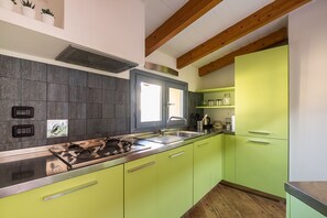 Kühlschrank, Mikrowelle, Herdplatte, Wasserkocher mit Kaffee-/Teezubehör