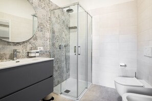 Dusche, Haartrockner, Bidet, Handtücher
