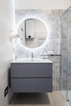 Doccia, asciugacapelli, bidet, asciugamani