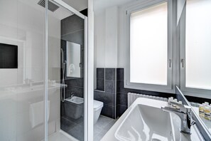 Regadera, secadora de cabello, bidet, toallas 