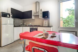 Kühlschrank, Mikrowelle, Ofen, Wasserkocher mit Kaffee-/Teezubehör