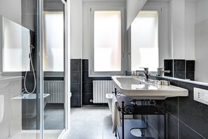 Dusche, Haartrockner, Bidet, Handtücher