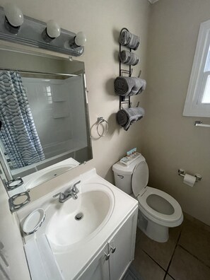 Combined shower/tub, hair dryer, towels, soap - Home style,cozy room a block from the beach (Wildwood)