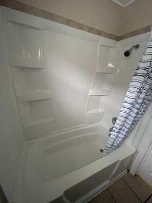 シャワー付き浴槽、ヘアドライヤー、タオル、石鹸