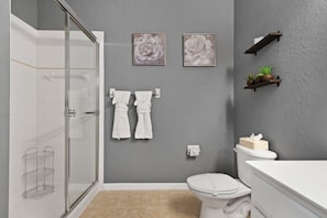 Douche, séchoir à cheveux, serviettes fournies
