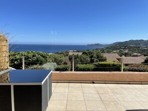 A terrace with a view of the sea and hills. - Magnificent House for 8–12 People in Porto Vecchio with Ocean Views of Pallombaggia and Santa Giulia (Porto-Vecchio)