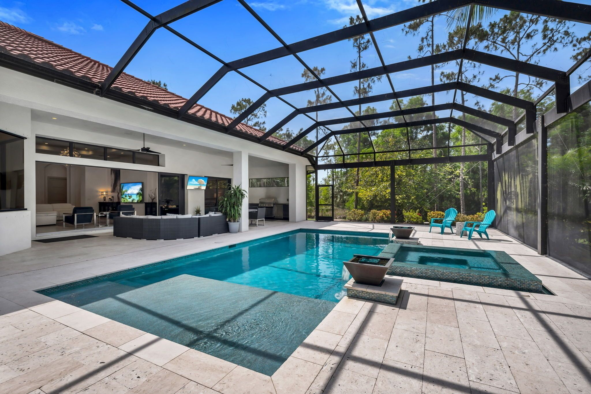 Una piscina al aire libre, una piscina climatizada