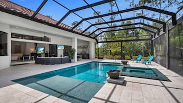 Een buitenzwembad en een verwarmd zwembad