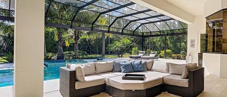 Una piscina al aire libre, una piscina climatizada