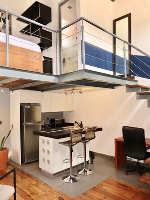 Departamento | Cocina privada | Microondas, horno y utensilios de cocina 