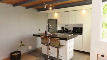 Departamento | Cocina privada | Microondas, horno y utensilios de cocina