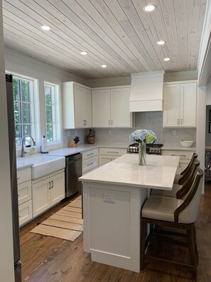 Fridge, microwave, oven, stovetop - Serene Lake Martin luxury retreat (located in Eclectic) (Eclectic)