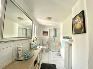 Douche, sèche-cheveux, serviettes fournies, savon