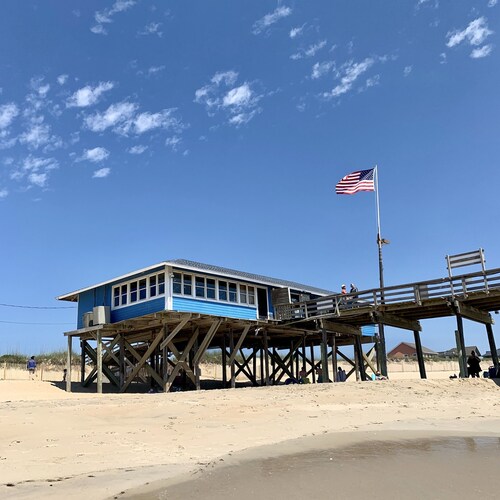 Soundside, 5 min walk to the beach, 6 private decks, shared pool and pickleball