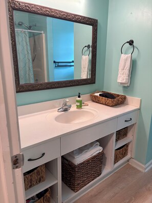 Combined shower/tub, jetted tub, hair dryer, towels