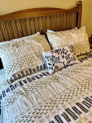 3 bedrooms, travel crib, free WiFi, bed sheets - Soundside, 5 min walk to the beach, 6 private decks, shared pool and pickleball (Avon)