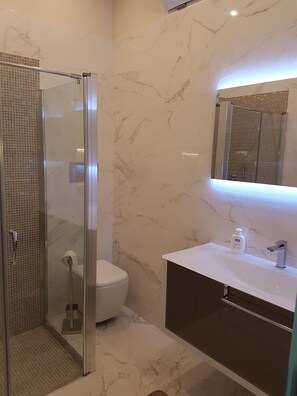 Dusche, Haartrockner, Bidet, Handtücher