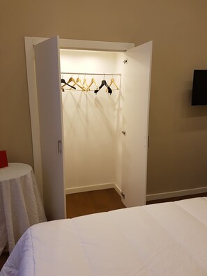3 bedrooms, desk, iron/ironing board, free WiFi - NATIONAL LUXURY APARTMENT (Roma)